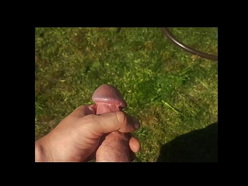 ❤️ Keçika germ di bexçeyek havînê de pisîka xwe ya pembe diqelişe û bi şuştinê dixe. ❤️ Pornoya anal li ku.teencumpot.ru ❌️❤