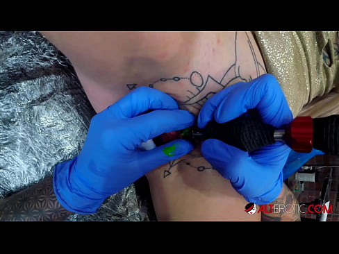 ❤️ Keçika pir tattookirî Sully Savage tattooek li ser klîtorê xwe kir. ❤️ Pornoya anal li ku.teencumpot.ru ❌️❤